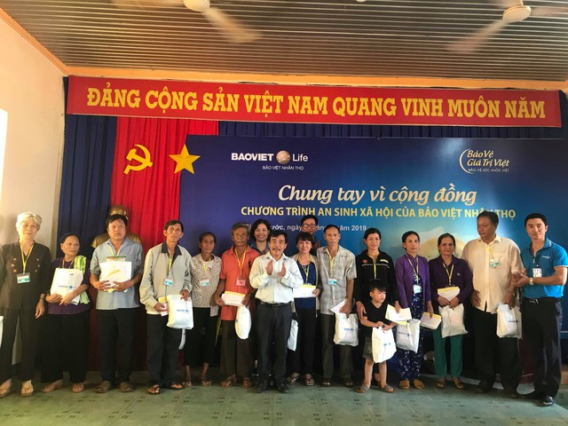 
Bảo Việt Nhân thọ tặng 100 suất quà cho các gia đình chính sách và có công với Cách mạng tại tỉnh Bình Phước
