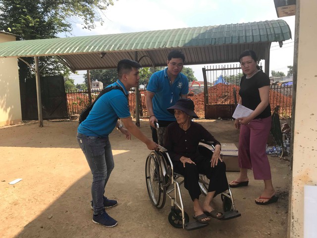 
Các tình nguyện viên Bảo Việt Nhân thọ ân cấn đón tiếp người dân nghèo đến khám bệnh
