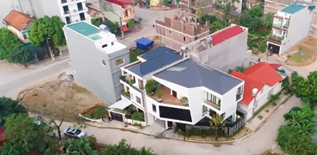 Ngôi nhà được xây dựng trên miếng đất diện tích gần 150 m2 với 5 cạnh và 2 góc vuông. Ba mặt tiền nhà đối diện con đường nhỏ ở thành phố Vĩnh Yên, tỉnh Vĩnh Phúc.
