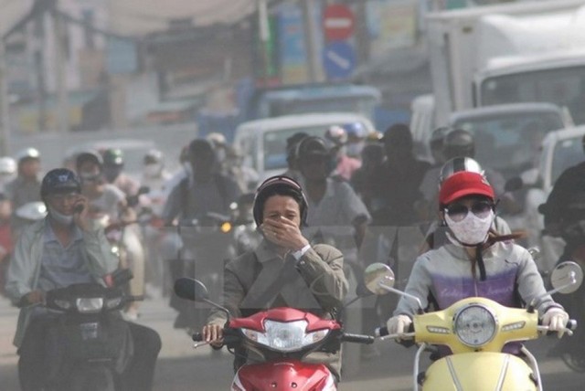 
Ô nhiễm do hoạt động giao thông đường bộ đang là một trong những nguồn gây ô nhiễm môi trường không khí nghiêm trọng ở các đô thị hiện nay. Ảnh: T.L
