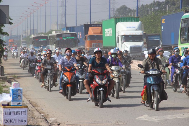 
Khẩu trang bình thường không ngăn được bụi mịn, nên nó dễ dàng xâm nhập vào cơ thể và gây ra nhiều bệnh về đường hô hấp, ung thư phổi... Ảnh: T.L
