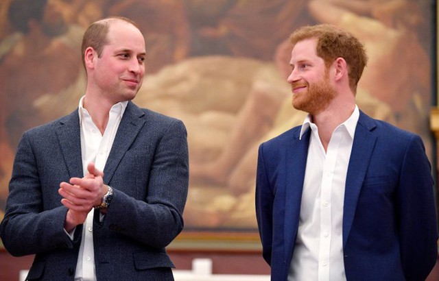 William và Harry từng rất thân thiết và vui vẻ trước khi Harry kết hôn với Meghan. Ảnh: Reuters.