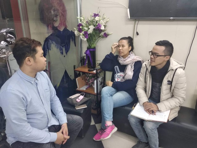 Phóng viên, thông dịch viên cùng Nguyễn Thái Thành trò chuyện về hành trình của chính mình