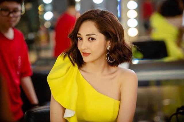 Kể từ khi cắt tóc ngắn, giọng ca Sống xa anh chẳng dễ dàng ngày càng trở nên xinh đẹp, trẻ trung và thu hút hơn.