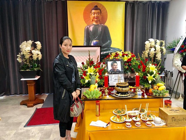Cát Tường, vợ chồng Kha Ly - Thanh Duy cùng nhiều nghệ sĩ đến thắp hương, tiễn biệt Anh Vũ trong lễ tang ở Mỹ vào sáng 7/4