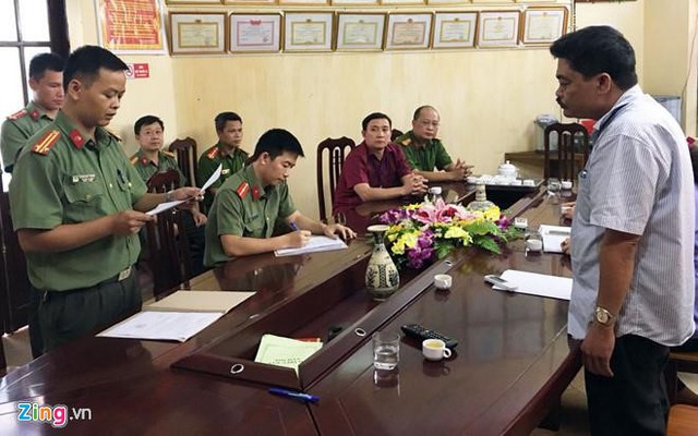 
Cơ quan an ninh đọc lệnh bắt ông Nguyễn Thanh Hoài. Ảnh: Diệu Loan.
