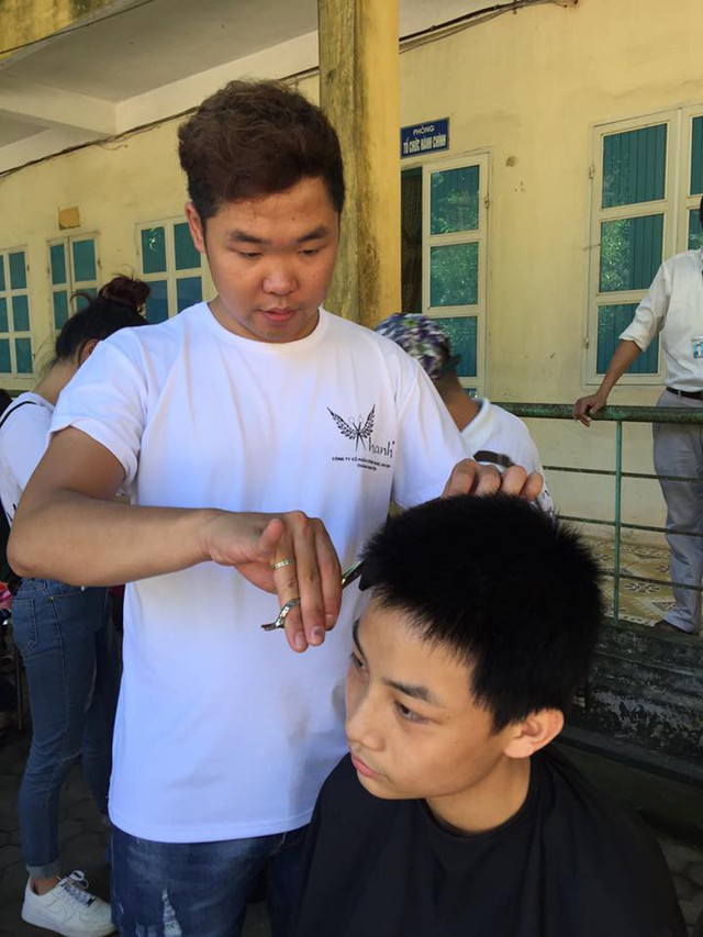 Thái Thành trong một hoạt động cắt tóc miễn phí cho cộng đồng
