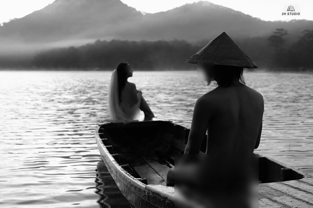 
Chủ studio chụp bộ ảnh cưới khỏa thân ở hồ Tuyền Lâm cho rằng các bức hình thể hiện được câu chuyện tình của nhân vật.
