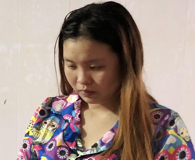 Hồng Đào nghe cảnh sát đọc quyết định bắt tạm giam. Ảnh: Hoàng Giang.