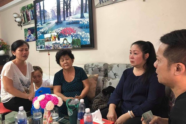 Mẹ nghệ sĩ Anh Vũ rơi nước mắt khi nhận tiền quyên góp từ NSND Hồng Vân, Minh Nhí hôm 3/4.