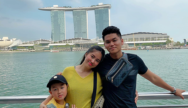Hai vợ chồng Lê Phương - Trung Kiên đưa bé Cà Pháo đi du lịch tại Singapore.