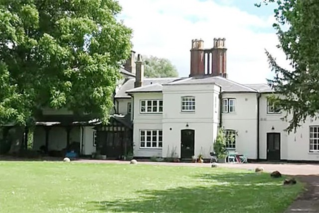 Dinh thự Frogmore Cottage trước khi cải tạo. Ảnh: UK Press.