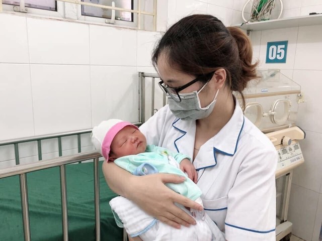 
Bé trai sơ sinh khoảng 15 ngày tuổi đang được chăm sóc tại Bệnh viện Đa khoa Hà Đông.

