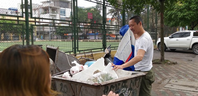 
Anh Trần Mạnh Cường và đồng nghiệp miêu tả lại thời gian, địa điểm phát hiện bé trai sơ sinh trong thùng rác.
