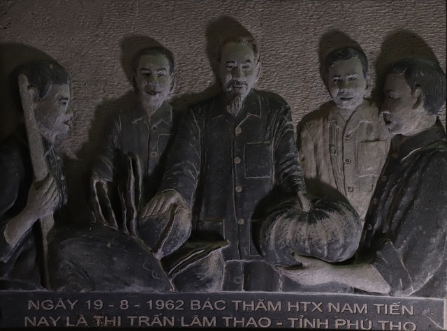 Bác Hồ thăm Hợp tác xã Nam Tiến, nay là Thị trấn Lâm Thao, tỉnh Phú Thọ vào ngày 19/8/1962.