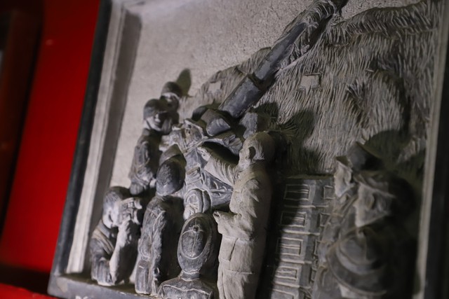 Bác Hồ thăm đơn vị pháo Hà Nội được phác hoạ 3D khối trên đá.