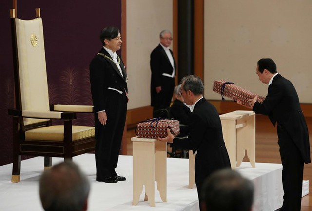 
Nhà vua Naruhito tiếp nhận bảo kiếm và ấn triện, chính thức kế thừa Ngai Hoa Cúc của hoàng gia Nhật Bản. Ảnh: Reuters.

