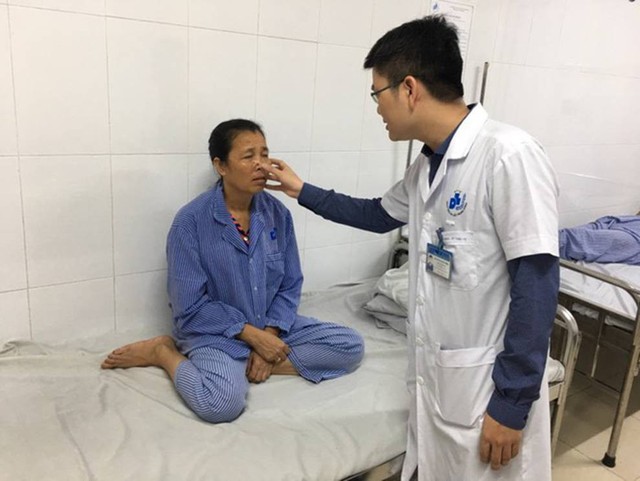 
Bác sĩ Minh khám cho bệnh nhân bị ung thư da tế bào đáy.
