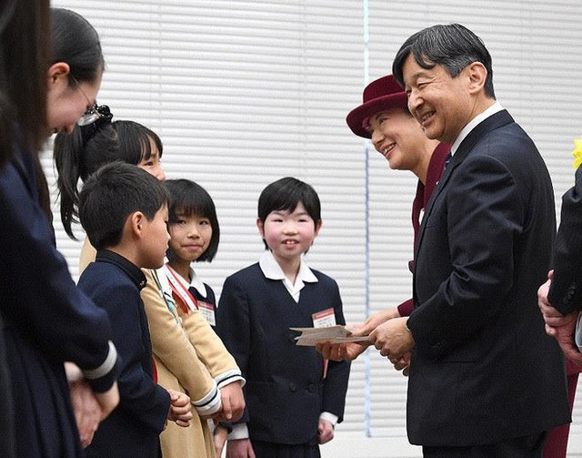 
Thái tử Naruhito và Thái tử phi Masako tặng quà cho học sinh Nhật Bản. Ảnh: MAINICHI
