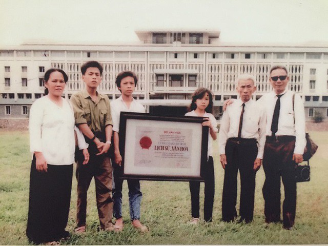 
Gia đình bà Thiệp, ông Lai nhận bằng công nhận di tích lịch sử văn hóa Quốc gia đối với căn hầm chứa vũ khí bí mật ở Nguyễn Đình Chiểu, quận 3 vào năm 1989. Ảnh do gia đình bà Thiệp cung cấp
