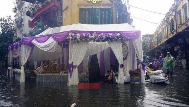Một đám cưới ngập trong biển nước tại Hà Nội năm ngoái.
