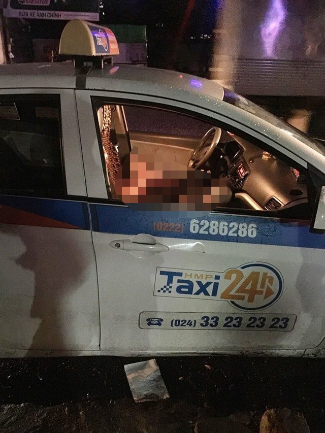 
Nữ tài xế bị đâm gục trong xe.

