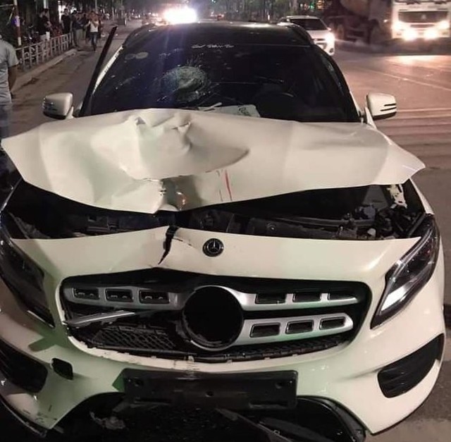 Chiếc xe Mercedes gây vụ tai nạn nghiêm trọng khiến 2 người phụ nữ tử vong.