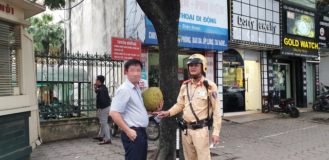 
Tài xế ô tô Phạm Văn H vi phạm nồng độ cồn 0,276miligam/1 lít khí thở và biện minh rằng: “Do vừa phải tiếp khách ở quê ra”. Ảnh: PV
