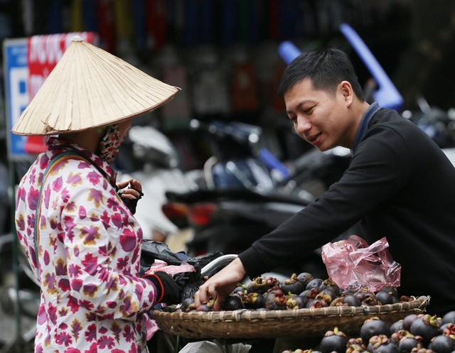 Trên những con phố cổ của Hà Nội bất cứ ai cũng dễ dàng bắt gặp những hình ảnh tưởng chừng đang lạc vào mùa thu hoặc đầu đông.