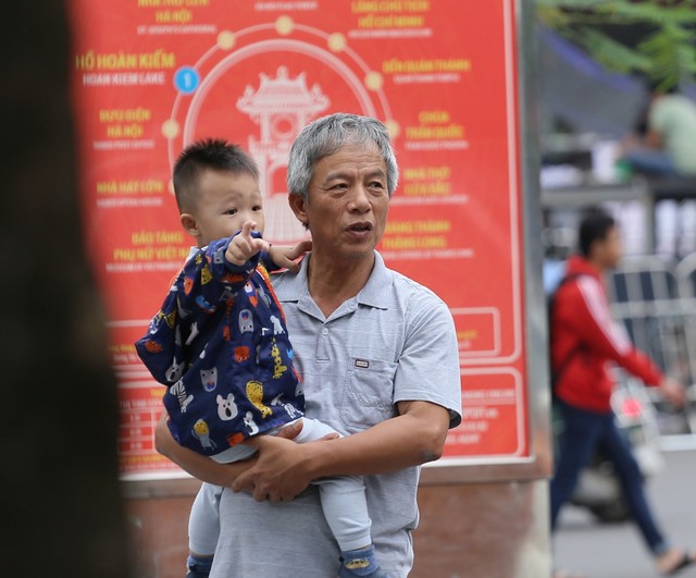 Thay vì tiết trời nắng nóng, oi bức của mùa hè, bất chợt những ngày vừa qua người dân Hà Nội được hưởng không khí vô cùng mát mẻ, thậm chí se lạnh.