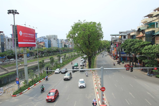Một tấm biển quảng cáo được đặt tại vị trí dễ thấy, dễ nhìn, tại khu vực đường Nguyễn Chí Thanh nối Trần Duy Hưng.