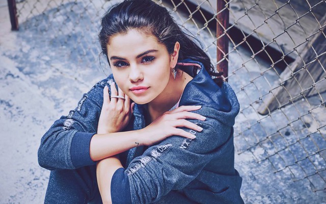 Selena Gomez khá cởi mở với truyền thông về các chứng bệnh tâm lý của mình nhưng chúng vẫn dai dẳng bám theo cô. Ảnh: Vanity Fair.