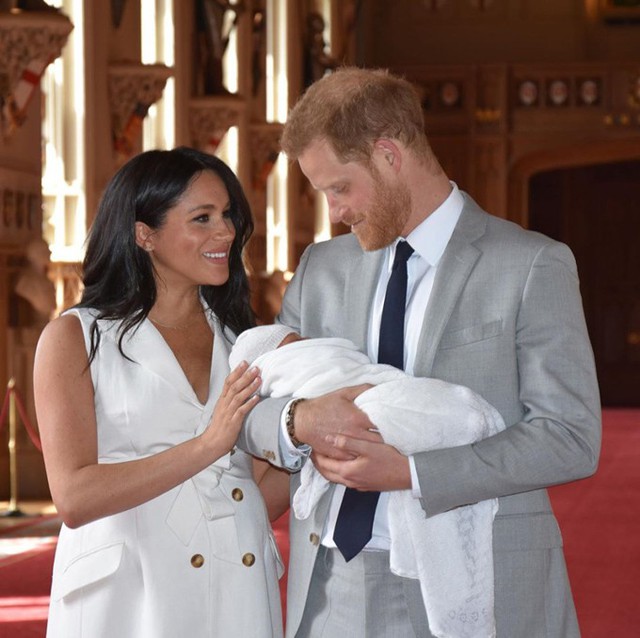 
Vợ chồng Harry - Meghan hạnh phúc bên con trai Archie khi xuất hiện trước truyền thông hôm 8/5. Ảnh: Instagram.
