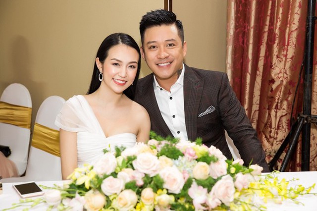 Tuấn Hưng th&aacute;p t&ugrave;ng Hương Baby đi sự kiện khi c&ocirc; mang bầu lần ba.