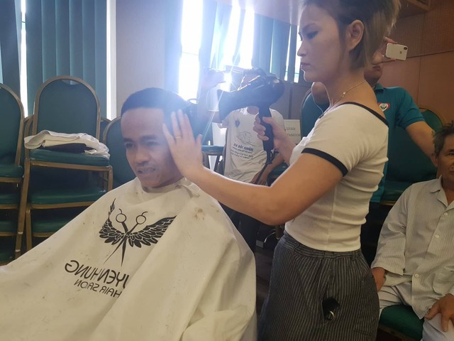 Anh Sơn được cắt tóc miễn phí tại ngày hội yêu thương