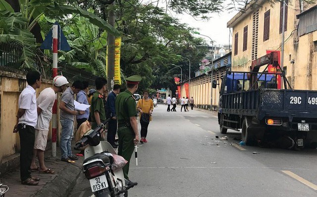 
Hiện trường vụ tai nạn khiến 3 mẹ con tại Hà Nội sau cú lùi của xe tải
