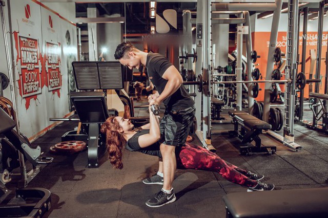 Bộ h&igrave;nh được thực hiện nhanh ch&oacute;ng trong v&ograve;ng một ng&agrave;y ở ph&ograve;ng gym, studio v&agrave; vườn nh&atilde;n. &Yacute; tưởng chụp ảnh cưới ở ph&ograve;ng gym đ&atilde; nhen nh&oacute;m trong t&ocirc;i từ những ng&agrave;y đầu cả hai mới y&ecirc;u rồi, Trang tiết lộ.