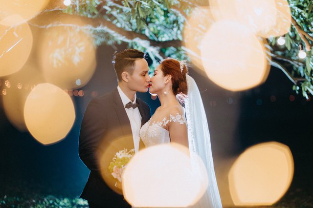 Đến dịp kỷ niệm 4 năm y&ecirc;u, Quốc Trung đ&atilde; b&iacute; mật chuẩn bị hoa v&agrave; nhẫn để cầu h&ocirc;n Ngọc Trang. Mỗi tội hoa to qu&aacute; m&agrave; qu&aacute;n ăn nơi ch&uacute;ng t&ocirc;i h&ograve; hẹn lại đ&ocirc;ng người n&ecirc;n anh ấy đề nghị t&ocirc;i tự đeo nhẫn... v&igrave; anh ngại, Trang nhớ lại.