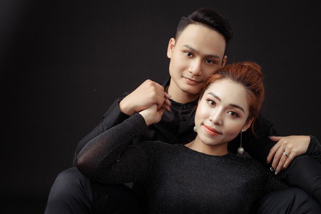 Trong mắt đối phương, Quốc Trung l&agrave; người &iacute;t thể hiện t&igrave;nh cảm ra b&ecirc;n ngo&agrave;i nhưng lu&ocirc;n chiều c&ocirc; d&acirc;u. Nếu Trang c&oacute; y&ecirc;u cầu g&igrave; th&igrave; Trung đều cố gắng đ&aacute;p ứng. Thực ra t&ocirc;i cũng kh&ocirc;ng cần anh ấy l&agrave;m điều g&igrave; bất ngờ hay cảm động, miễn l&agrave; anh đừng l&agrave;m t&ocirc;i buồn l&agrave; được, Trang cho hay.
