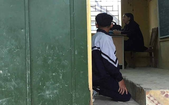 Cô giáo bắt nam sinh quỳ trước bục giảng.
