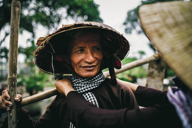 Năm nay, ông Tình đã 73 tuổi, tóc bạc trắng nhưng vẫn phong độ, quan tâm các con từng hành động nhỏ nhất.