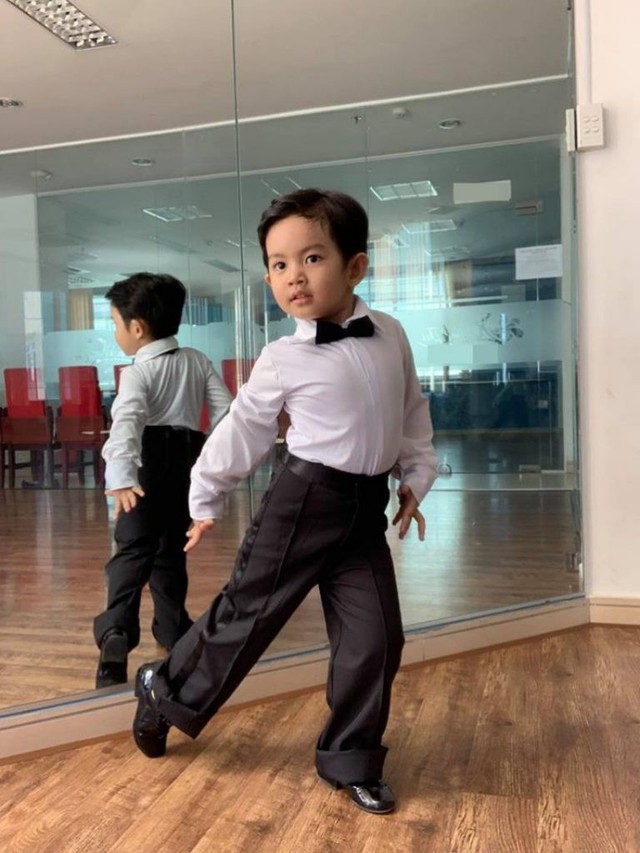 Kubi tạo dáng cực chuyên nghiệp với những động tác cơ bản của dancesport dù mới hơn 3 tuổi.