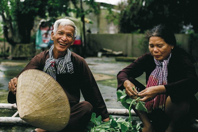 Chị Hạnh cho biết, Ngày của Mẹ, ngắm lại những hình ảnh của ba và dì với bộ áo bà ba nâu cùng làm việc ngoài đồng chị thấy khoé mắt mình cay cay và bình yên đến lạ.