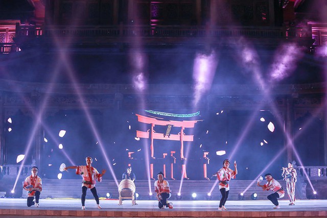 
Lễ hội nhảy múa Awa Odori Matsuri được cho là bắt nguồn từ năm 1586. Điệu múa “Awa Odori” truyền thống thể hiện tinh thần của đất nước võ sĩ đạo theo nhịp điệu của samisen, trống, chuông và sáo. Tiết mục múa Awa Odori và các nhạc cụ do đoàn nghệ sĩ Nhật Bản - KINARI biểu diễn.
