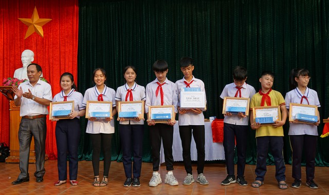
Ông Trần Văn Bẩy - Giám đốc Trung tâm Đào tạo và phát triển tài năng trẻ SKIDS - trao thưởng cho nhóm giành giải Nhất
