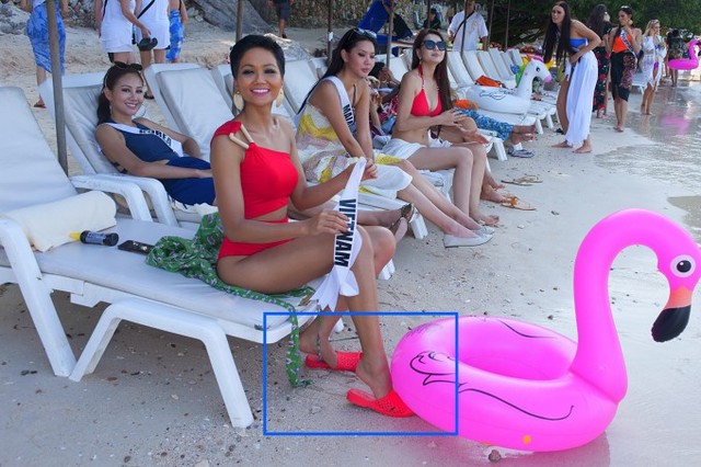 
Sang Thái Lan thi HHHV 2018, trong một hoạt động ngoài trời tại bãi biển Pattaya, HHen thu hút ống kính phóng viên khi diện đôi dép tổ ong bằng nhựa, ton-sur-ton màu sắc với bộ bikini.
