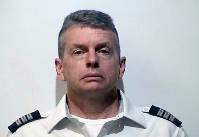 Phi công Christian Richard Martin của hãng hàng không American Airlines bị bắt giữ với tội danh giết người, trộm cắp và giả mạo bằng chứng. Ảnh: cắt từ video.