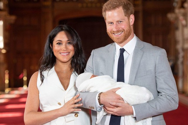 Vợ chồng Harry - Meghan bế con trai trong lần đầu xuất hiện trước công chúng chiều 8/5 tại sảnh St George, Lâu đài Windsor. Ảnh: PA.