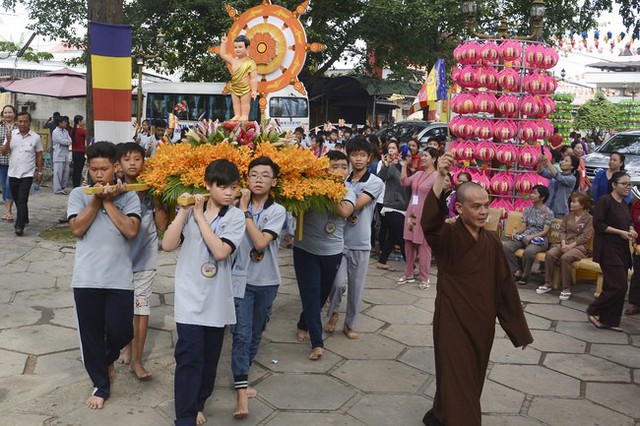 Lễ rước Phật ở chùa Hoằng Pháp.