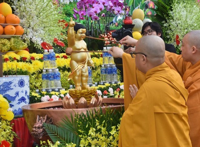 Lễ tắm Phật ở chùa Việt Nam Quốc tự (TP Hồ Chí Minh)